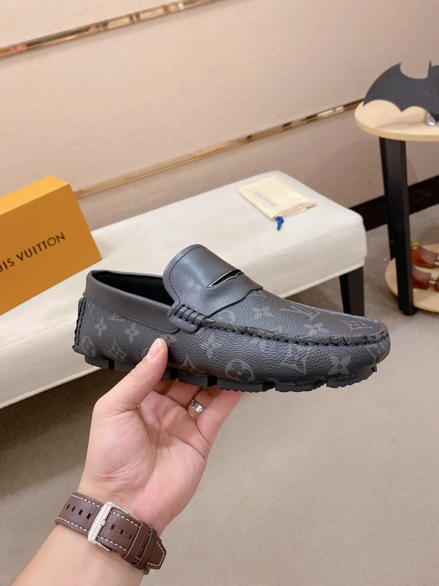 Factory price: 500💰High-end quality! LV 🆕🆕Exclusive hot-selling products in stock🔥🔥New products on the shelves, high-quality Ferragamo men's pea shoes, high-end casual driving shoes, with complete packaging! 💪 💪 Material: Imported official website one-to-one fabric 🐂 + Imported high-quality buffalo leather lining + wear-resistant outsole 👍🏻👍🏻 Features: High-end and comfortable, purely handmade 🚀 🚀 Create the perfect shoes that suit you best 🔥 🔥 Size: (38-44) 45 standard size can be customized!